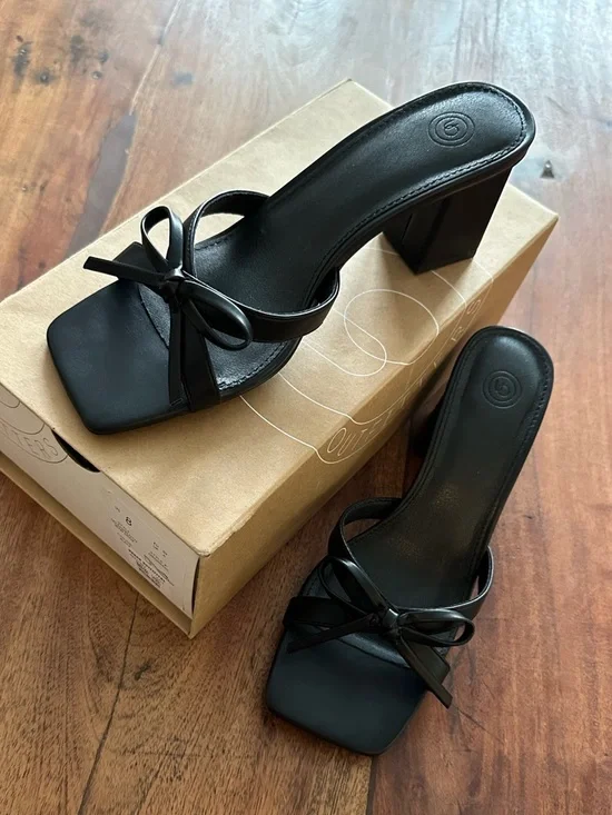☀️ NIB URBAN OUTFITTERS Charlie Bow Mule Heel - Picture 1 of 13